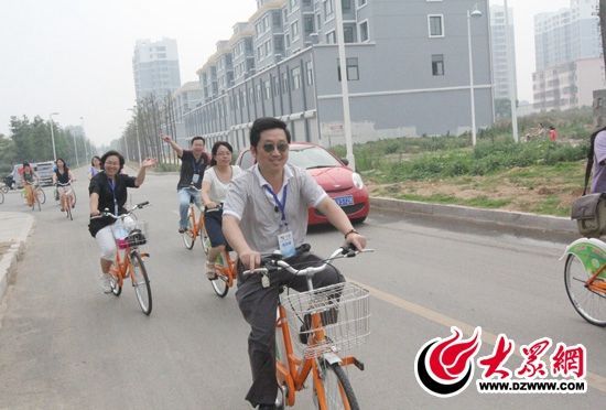 記者們騎上公共自行車，感受到城市公共自行車的便捷和樂趣。 記者 郭豪 攝。