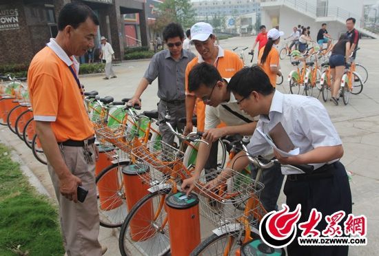 采訪團(tuán)記者做好準(zhǔn)備體驗(yàn)公共自行車。 記者 郭豪 攝。