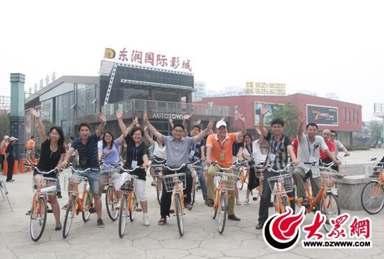 采訪團(tuán)記者做好準(zhǔn)備體驗(yàn)公共自行車。 記者 郭豪 攝。